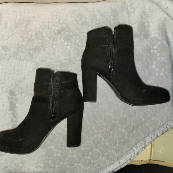 Elegant Black Ankle Boots with Gold Buckle - Picture 2 of 6
